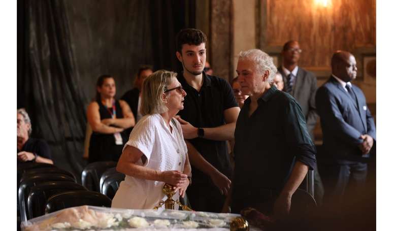 Ney Latorraca’s widower, Edi Botelho, is moved, cries and consoles himself during the actor’s funeral wake
