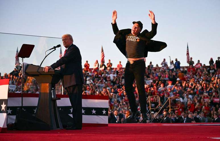 Elon Musk subiu ao palco ao lado de Trump durante comício na campanha