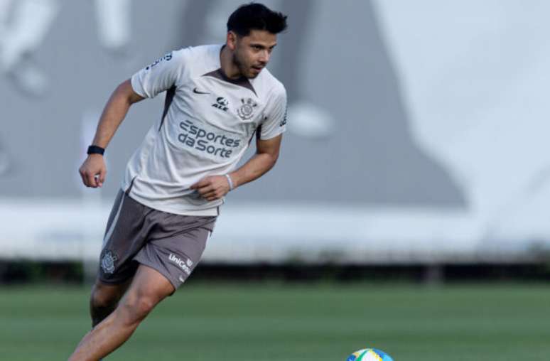 Fotos: Rodrigo Coca/Agência Corinthians - Legenda: Caetano, Matheus Araújo e Giovane são três dos nove jogadores em fim de contrato com o Corinthians