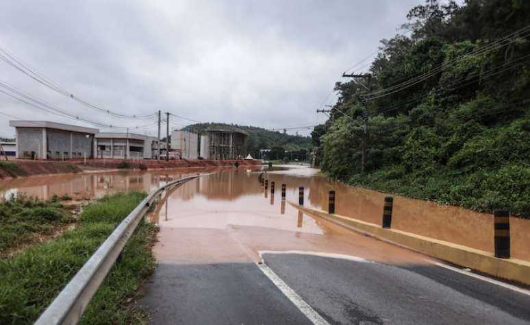 WS SÃO PAULO 27/12/2024 - ALAGAMENTO CAIEIRAS - CIDADES - Pontos de alagamento na região de Caieiras nesta manhã de sexta-feira devido a forte chuva na noite de ontem. FOTO:Werther Santana/Estadão