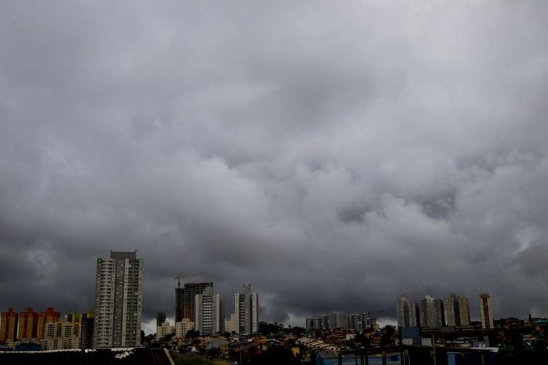 Segundo o Centro de Gerenciamento de Emergências Climáticas ( CGE), São Paulo terá chuva moderada variando de intensidade no decorrer do dia e previsão de pancadas significativas no período da tarde, nesta quinta-feira, 26. Na foto, região do Jaguaré, zona oeste da capital paulista. 