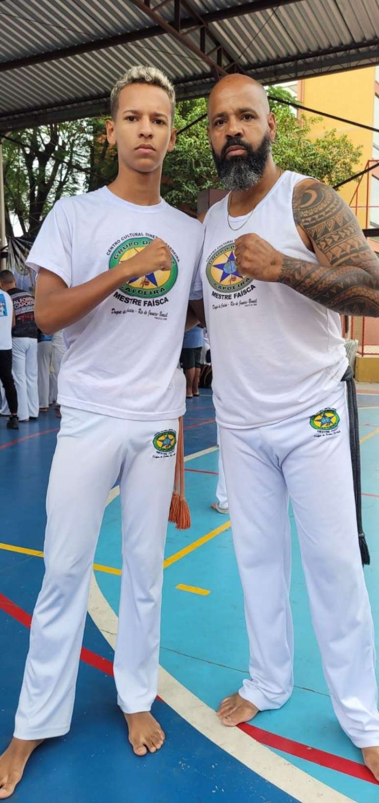 Faisquinha e mestre Faísca. A primeira roupa do filho foi um abadá de capoeira; o primeiro som que ouviu, de um berimbau.