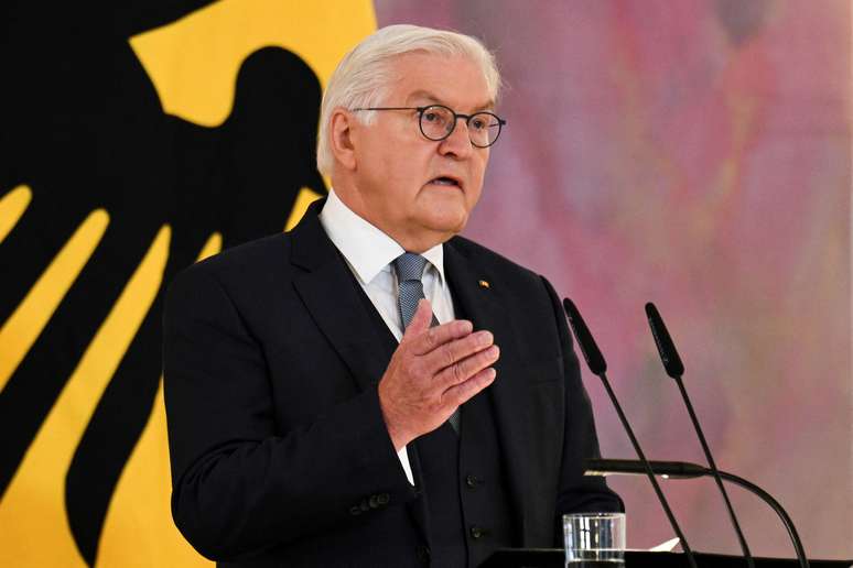 O presidente da Alemanha, Frank-Walter Steinmeier, dissolveu o Palamento alemão, e fez declaração à imprensa nesta sexta-feira, 27