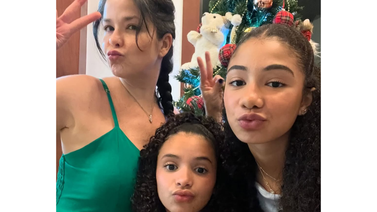 Samara Felippo com as filhas Lara, 11 anos, e Al&iacute;cia, 15 anos