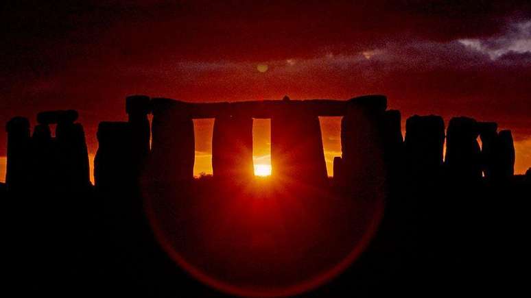 O último vislumbre do Sol através de Stonehenge antes de descer abaixo da linha do horizonte