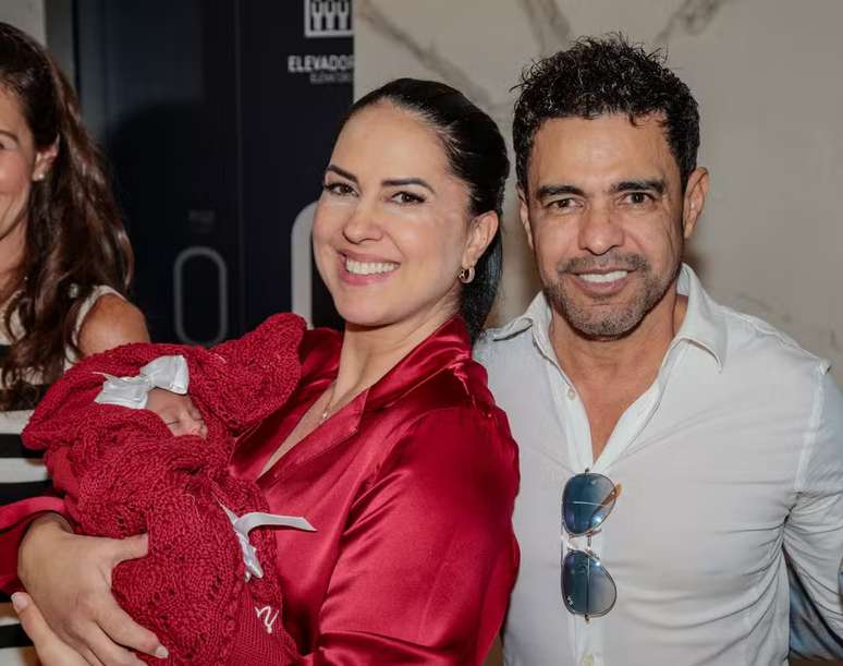 Zezé Di Camargo e Graciele Lacerda deixam maternidade com filha Clara - AgNews