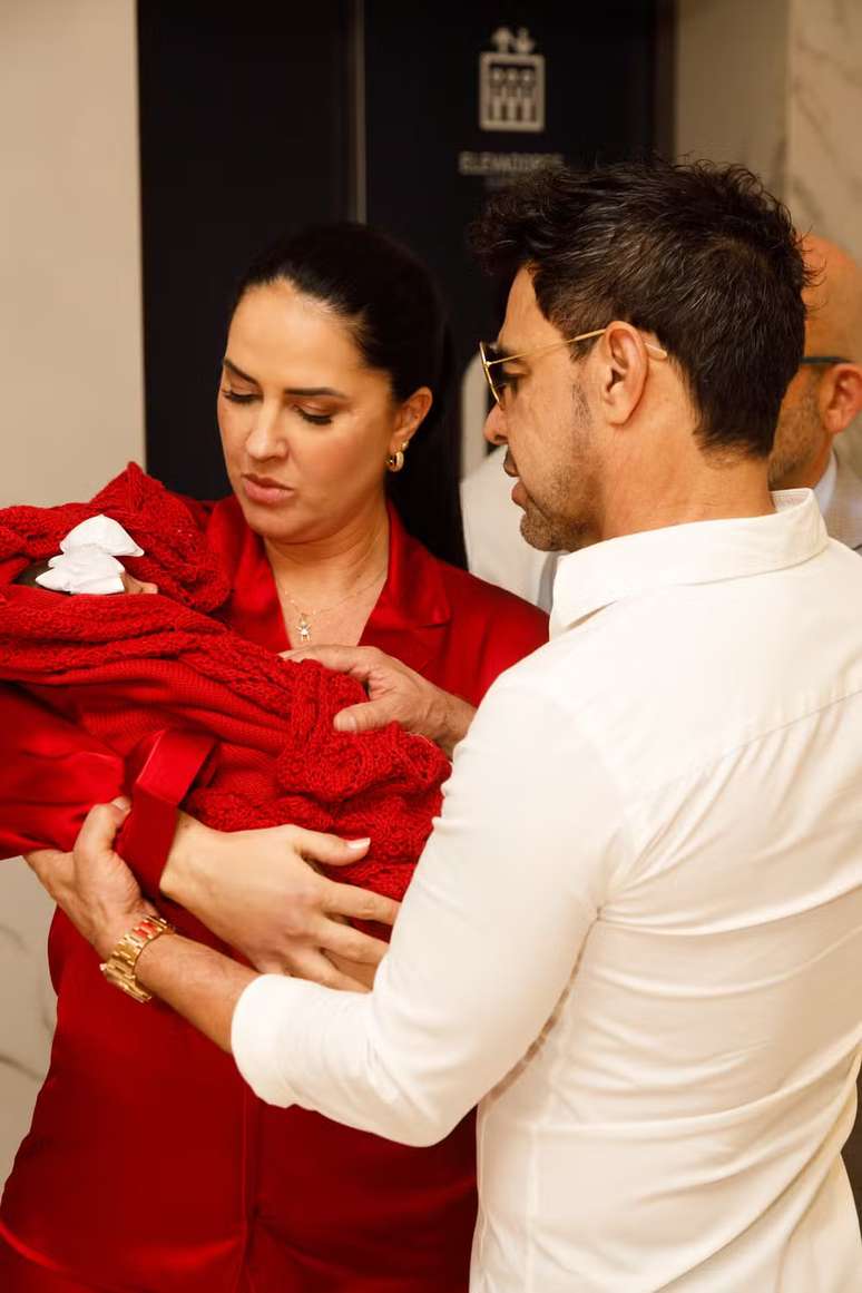 Zezé Di Camargo e Graciele Lacerda deixam maternidade com filha Clara - Brazil News