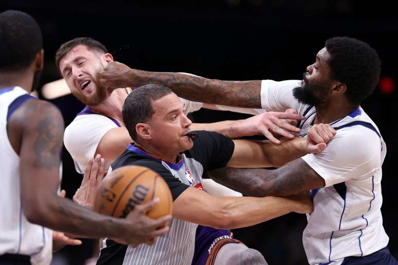 Lamentável! Jusuf Nurkic e Naji Marshall trocam socos em jogo da NBA. 