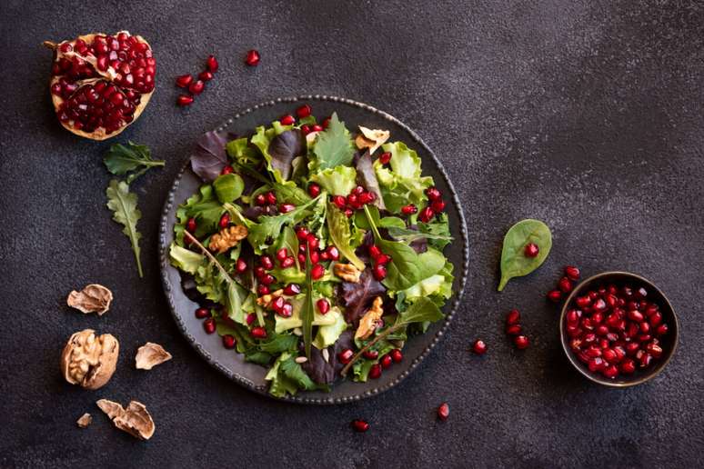 Salada com romã e nozes 