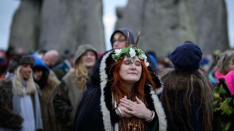 Visitantes celebram o solstício de inverno nas pedras de Stonehenge