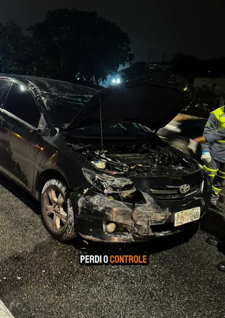 A ator Babu Santana sofreu um acidente de carro a via expressa TransOlímpica, na zona oeste do Rio de Janeiro