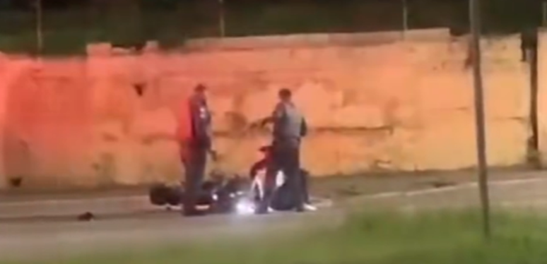 PM agride motociclista rendido com chutes e capacete na zona leste de SP