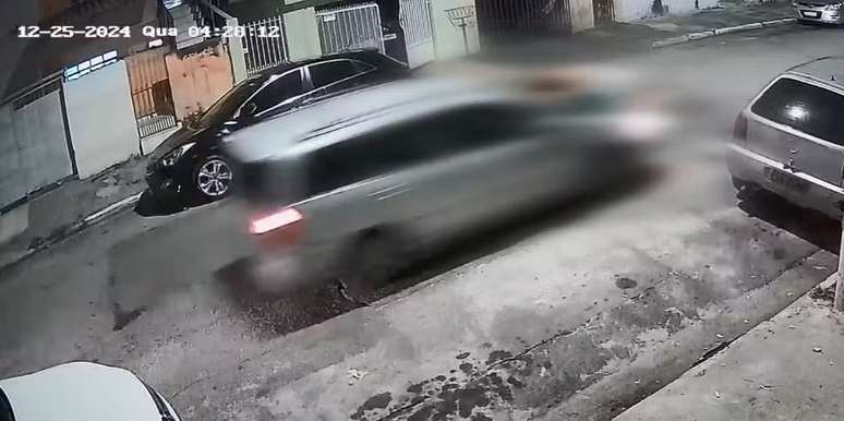 Jovem é atropelada e arrastada por carro em SP na madrugada de Natal; suspeito fugiu