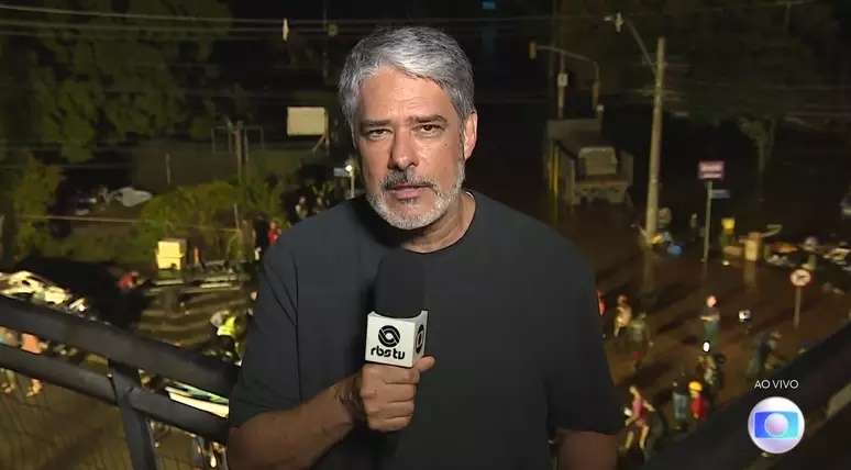 Raramente fora do estúdio no Rio, William Bonner ancorou edições do 'JN' entre alagamentos e destroços no RS