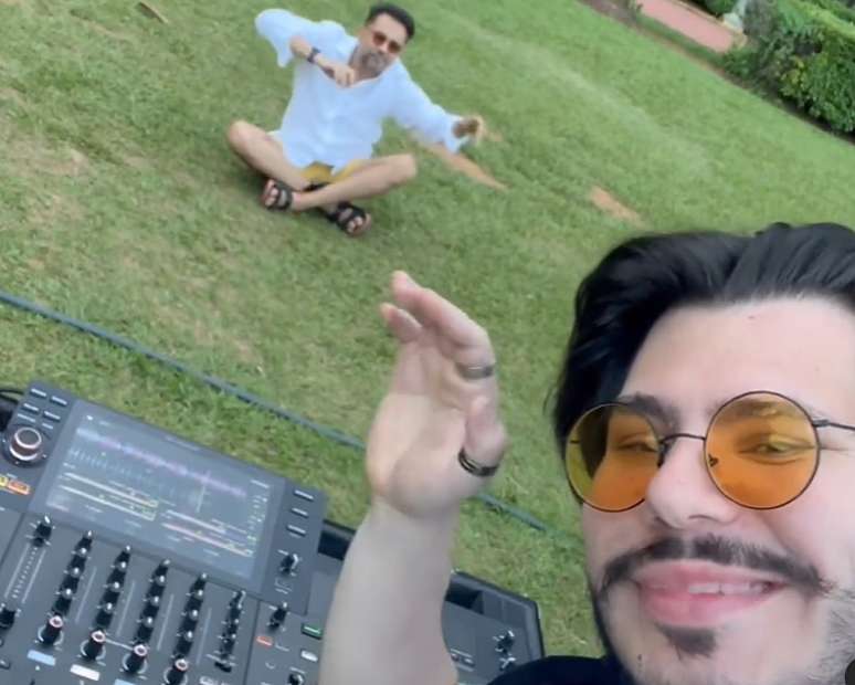 DJ John Sakra agradeceu a presença do pai, Geraldo Luís, em show esvaziado