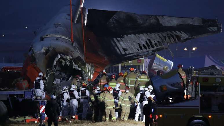 Um chefe dos bombeiros disse que a cauda era identificável, mas "não é possível reconhecer o formato do resto do avião"