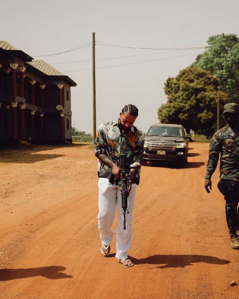 Memphis Depay posa com fuzil em visita ao exército de Gana