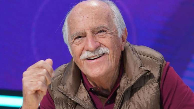 At 92, Ary Fontoura poses in a white swimsuit and shirtless: ‘Chapped belly’
