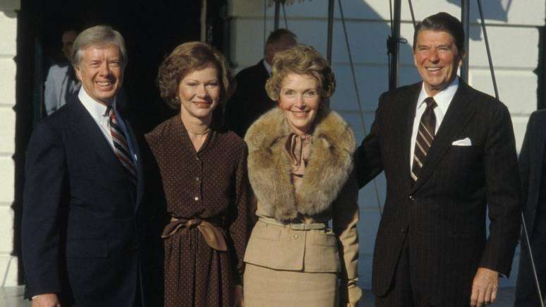 Jimmy e Rosalynn Carter dando as boas-vindas a Nancy e Ronald Reagan na Casa Branca em 1980