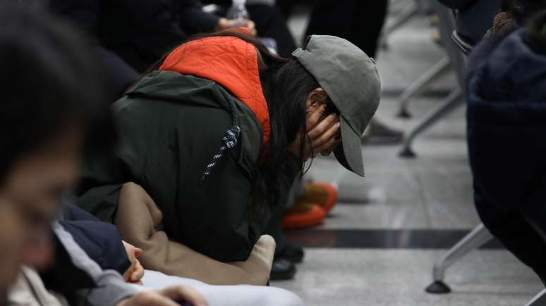 Parentes estão se reunindo no aeroporto