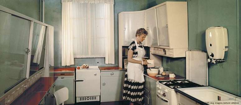 Foto de 1958 mostra mulherestratégias para jogar roletauma cozinha de Frankfurt 