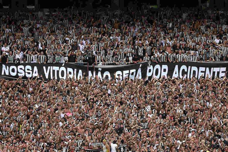 Torcida do Botafogo dá o recado durante invasão ao Monumental –