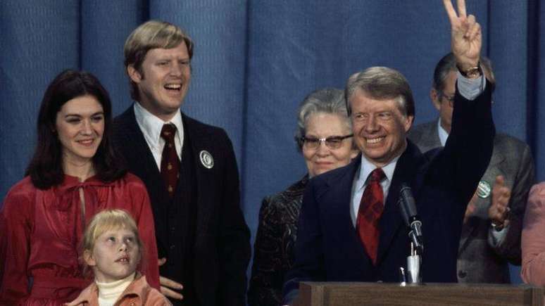 Jimmy Carter, cercado por membros de sua família, comemorando a vitória na eleição presidencial de 1976