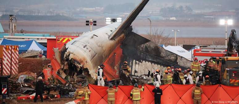 Avião da Jeju Air bateu contra muro ao pousar