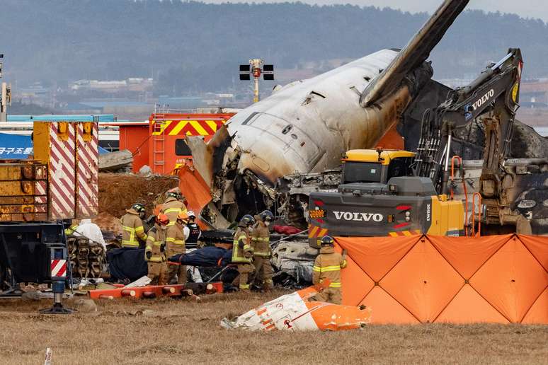 Avião colidiu com muro e explodiu após sair da pista de pouso na Coreia do Sul