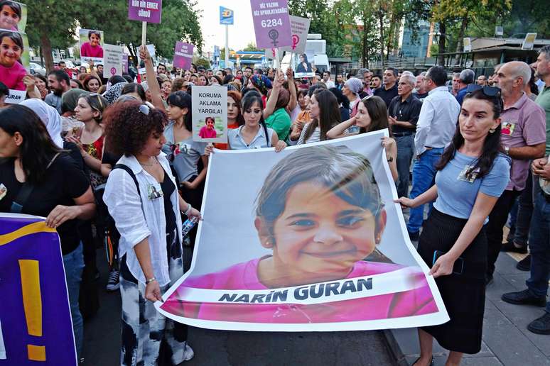 Protesto contra a violência após a morte de Narin Guran, de 8 anos, que foi morta por familiares em Diyarbakir, Turquia. (Foto de 16/9/2024)