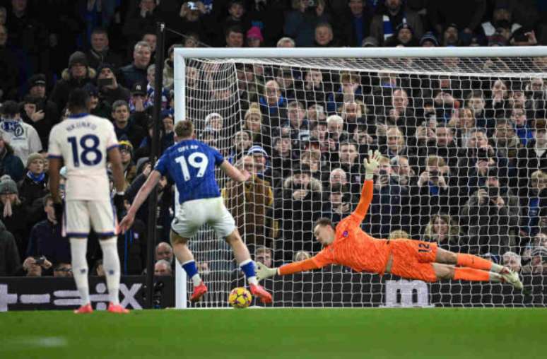 Justin Setterfield/Getty Images - Legenda: Chelsea vê a liderança ficar cada vez mais longe