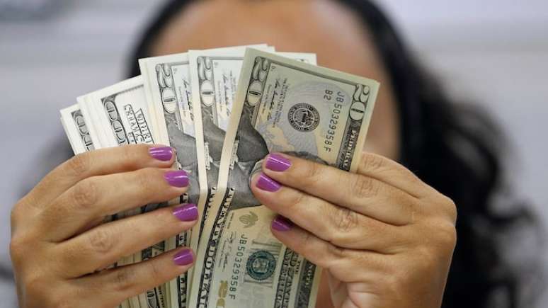 A mediana para a cotação do dólar para o fim de 2025 passou de R$ 5,90 para R$ 5,96, na nona alta seguida.