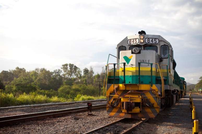 Vitória, Espírito Santo (ES), Brasil, 30/10/2014 - Porto de Tubarão - Locomotiva da EFVM (Estrada de Ferro Vitória a Minas) em área de manobra.