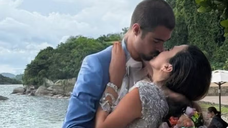 Tata Werneck e Rafael Vitti renovam votos de casamento em praia