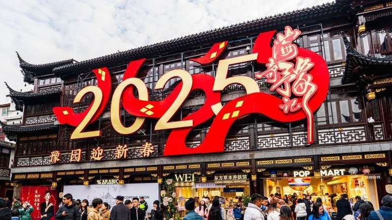 O número "2025" é exibido na faxada de um prédio no Jardim Yuyuan em Xangai, China.