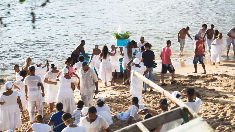 Nas festas de Iemanjá, devotos vestem branco e levam flores como oferenda