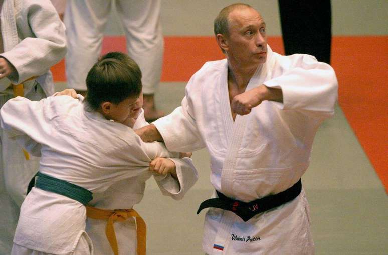 Vladimir Putin demonstra suas habilidades no judô durante visita a uma escola em São Petersburgo, em 2005