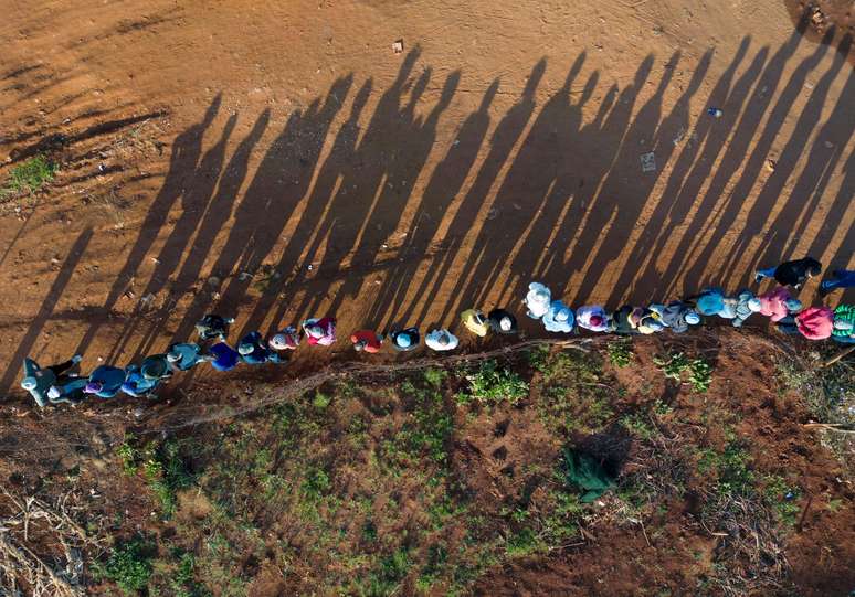 Uma imagem aérea de drone mostra pessoas fazendo fila para votar durante as eleições sul-africanas, em Joanesburgo, na África do Sul, em 29 de maio de 2024