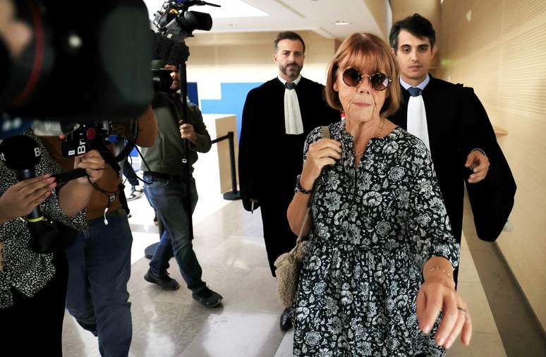 Gisèle Pelicot acompanhada por seus advogados, Stephane Babonneau e Antoine Camus, deixando o tribunal durante o julgamento do seu ex-marido e outros 50 réus por estupro, em Avignon, no sul da França, em 17 de setembro de 2024