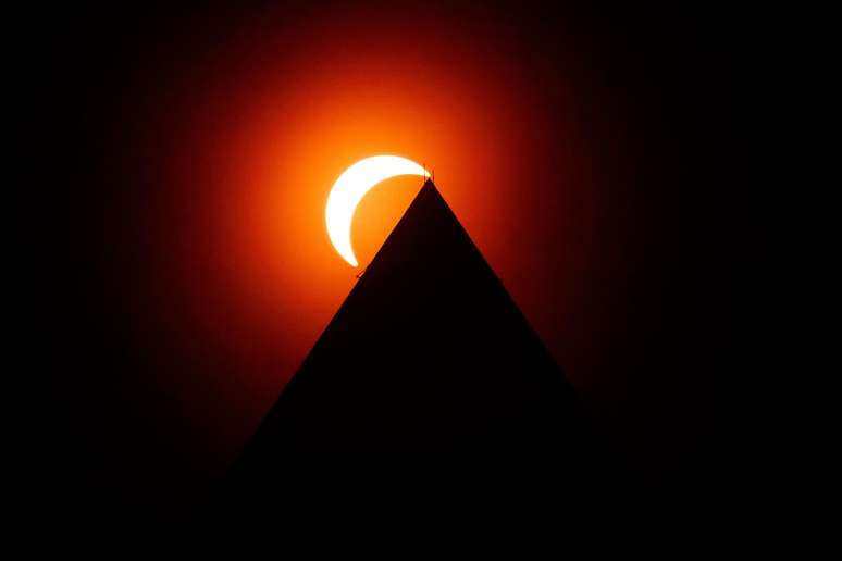 O eclipse solar é visto acima do Monumento de Washington, em 8 de abril de 2024