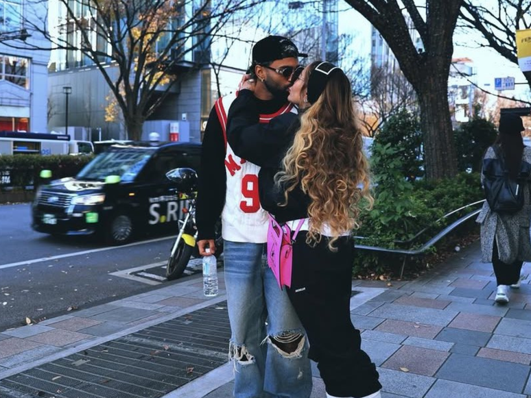 Irmã de Neymar posta foto beijando Gabigol e viraliza. 