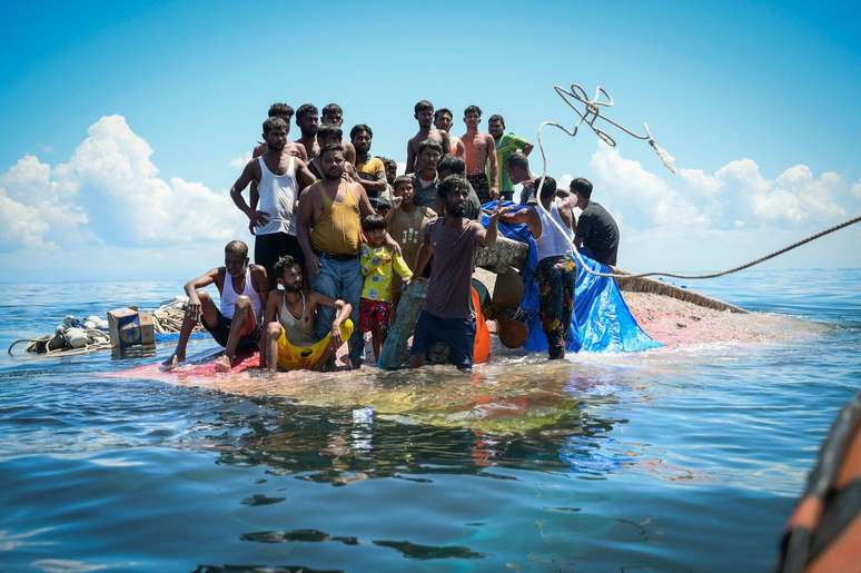 Refugiados rohingya sobre o caso do barco naufragado, em 21 de março de 2024