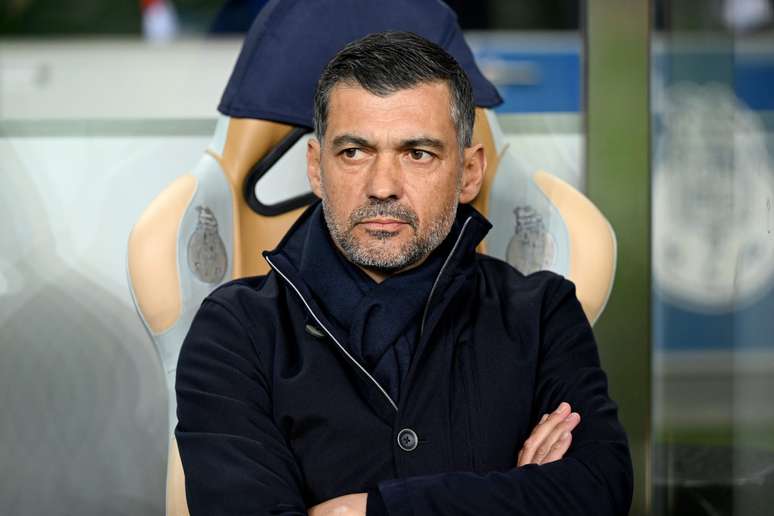 Sérgio Conceição observando do banco o jogo entre Porto e Arsenal 