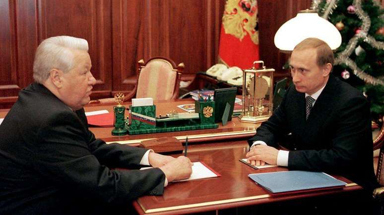 O então presidente russo Boris Yeltsin e Vladimir Putin durante reunião no Kremlin