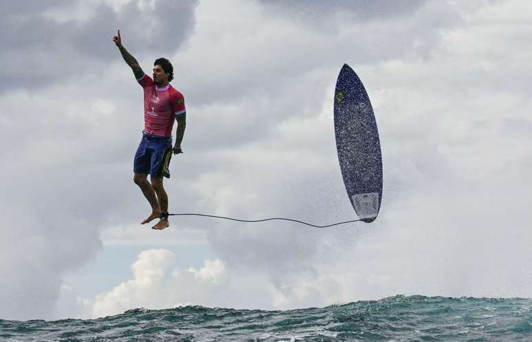 O surfista brasileiro Gabriel Medina reage após pegar uma onda enorme durante os Jogos Olímpicos de Paris 2024, em Teahupo'o, no Taiti, na Polinésia Francesa, em 29 de julho de 2024