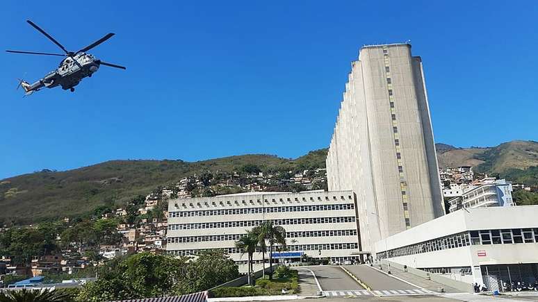 Helicóptero Super Cougar se aproxima do Hospital Naval Marcílio Dias, no Complexo do Lins (RJ)