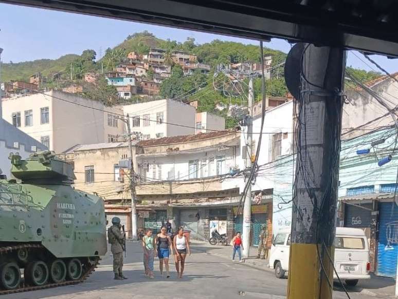 Moradores do Complexo do Lins passaram o Natal e passarão o Ano Novo com a presença de fuzileiros navais.