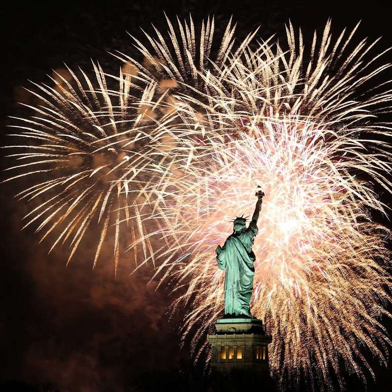 A maioria dos fogos de artifício nos EUA ocorrem em torno do feriado de 4 de julho e do Ano Novo.