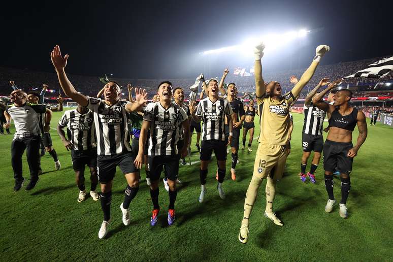 Time do Botafogo comemorando a classificação sobre o São Paulo –