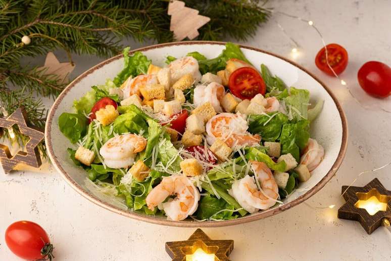 Salada de alface com camarão e croûtons 